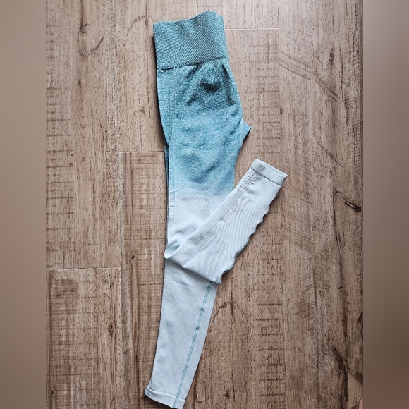 Blue/White Ombre Workout Set - Picture 3 of 6